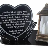 Serce z napisem "Kochanej Babci Gabrysia" i cytatem, obok lampion z białymi świecami. Wzruszające cytaty dla zmarłego dziadka i babci.