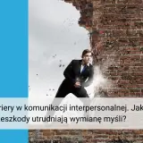 Mężczyzna w garniturze przebija się przez ceglaną ścianę, symbolizując pokonywanie barier komunikacyjnych i trudności w wymianie myśli.