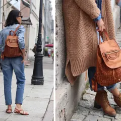 Stylowe stylizacje z plecakiem: jeansowa kurtka i wygodne spodnie lub oversize'owy sweter i botki.