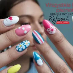 Kolorowe paznokcie z wzorami: serca, kropki, kwiatki, paski. Dowiedz się, co to manicure hybrydowy i jak go wykonać.