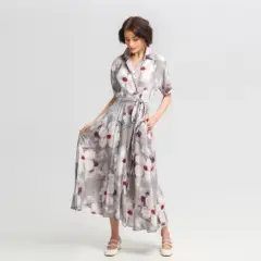 Elegancka stylizacja na wieczór: zwiewna sukienka maxi w kwiaty, z wiązaniem w talii i dekoltem koszulowym.