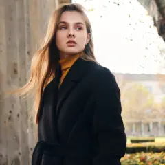 Elegancka stylizacja na Wszystkich Świętych: czarny płaszcz i musztardowy golf. Idealny zestaw na jesienne dni.