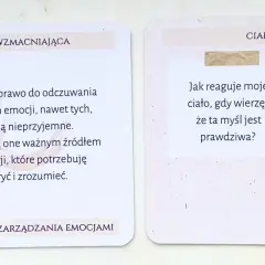 Karty z afirmacjami: "Daję sobie prawo do odczuwania wszystkich emocji" i "Jak reaguje moje ciało, gdy wierzę, że ta myśl jest prawdziwa?". Uczenie się akceptacji emocji, zamiast ich tłumienia.