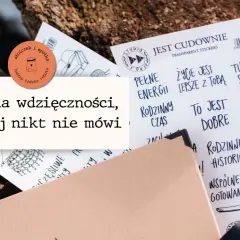 Dziennik wdzięczności przykłady: naklejki z cytatami o szczęściu, rodzinie i domu.