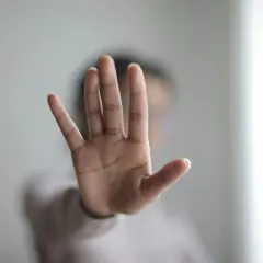 Dłoń uniesiona w geście stop. Nie bądź dla kogoś opcją, zasługujesz na więcej.