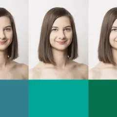 Trzy uśmiechnięte kobiety o jasnej karnacji i brązowych włosach na tle chłodna zima kolory.
