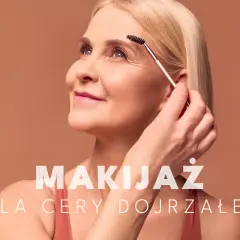 Elegancki makijaż dla 50 latki. Dojrzała kobieta z delikatnym uśmiechem poprawia brwi szczoteczką.