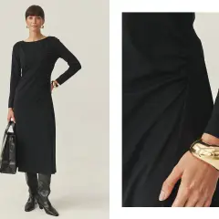 Elegancka czarna sukienka dzianinowa z marszczeniem po boku. Stylizacje uzupełniają wysokie kozaki i złota bransoleta.