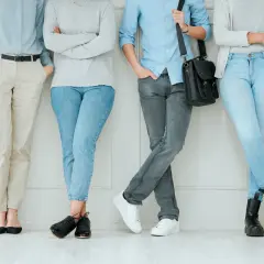 Różne rodzaje dress code: od eleganckich spodni i butów na obcasie po jeansy i sneakersy.