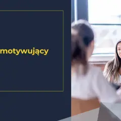 Kobieta w beżowej marynarce prowadzi dialog motywujący z drugą osobą, siedząc na kanapie.