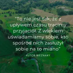 Piękny krajobraz z cytatem o tym, jak z wiekiem doceniamy prawdziwych przyjaciół. Warto pielęgnować te relacje.