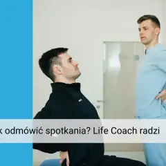 Mężczyzna w czarnej bluzie i fizjoterapeuta w jasnoniebieskim uniformie. Life coach radzi, jak grzecznie odmówić spotkania, gdy czujesz się źle.