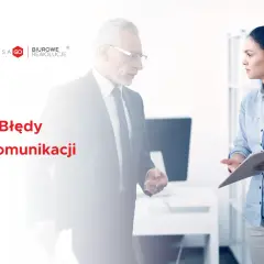 Dwóch współpracowników dyskutuje, omawiając przykłady błędów w komunikacji.