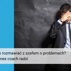 Zestresowany mężczyzna w garniturze, który zasłania twarz ręką. Tekst: "Jak rozmawiać z szefem o problemach? Biznes coach radzi".