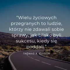 Droga przez pustynny krajobraz, na niej cytaty psychologiczne o życiu: "Wielu życiowych przegranych to ludzie, którzy nie zdawali sobie sprawy, jak blisko byli sukcesu, kiedy się poddali." - Thomas A. Edison.
