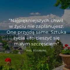 Piękny krajobraz z jeziorem i miasteczkiem. Cytat: "Najpiękniejszych chwil w życiu nie zaplanujesz. One przyjdą same. Sztuka życia – to cieszyć się małym szczęściem".