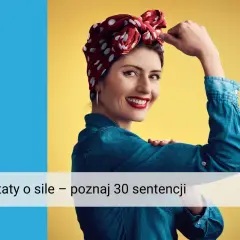Uśmiechnięta kobieta w chustce na głowie pokazuje siłę. Poznaj inspirujące cytaty o silnej kobiecie.