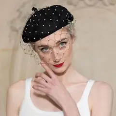 Elegancki beret damski w kropki z woalką, idealny do stylowych stylizacji.
