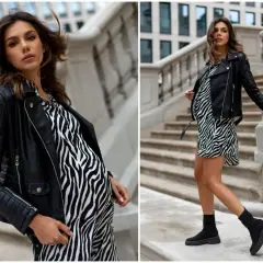 Kobieta w ciąży w ramonesce i sukience w zebrę, zastanawia się, jakie buty do ramoneski będą najlepsze. Czarny botki na grubej podeszwie.