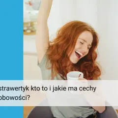 Radosna rudowłosa kobieta z kubkiem w dłoni, z ręką w górze. Czy to ekstrawertyk? Tekst: "Ekstrawertyk kto to i jakie ma cechy osobowości?".