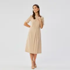 Elegancka beżowa sukienka z subtelnymi plisami, idealna na stylizacje na wesele.