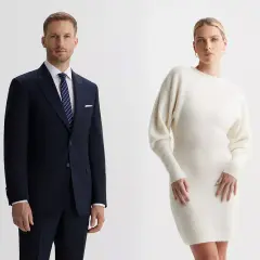 Elegancki mężczyzna w granatowym garniturze i kobieta w kremowej sukience. Idealne stylizacje, jak się ubrać na wigilię firmową.