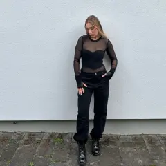 Stylizacja na koncert w hali: czarny, prześwitujący top, bojówki i ciężkie buty.