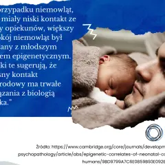 Ojciec tuli śpiące niemowlę. Przytulanie buduje więź i wpływa na rozwój dziecka.