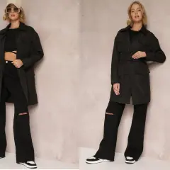 Dwie stylizacje z czarnym trencza. Luźne spodnie z rozdarciami i sneakersy dopełniają miejski look.