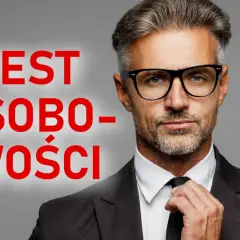 Mężczyzna w okularach poprawia krawat. Czy odkryjesz najrzadszy typ osobowości?