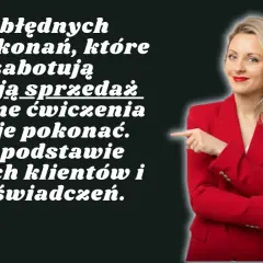 Kobieta w czerwonej marynarce wskazuje na tekst o 5 błędnych przekonaniach sabotujących sprzedaż i ćwiczeniach jak je pokonać.