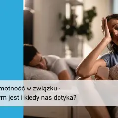 Kobieta czuje się samotna w małżeństwie, podczas gdy jej partner śpi obok.