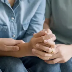 Dłonie splatają się w geście wsparcia, pokazując, że brak empatii co to znaczy, gdy bliscy są obok.