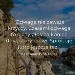 Piękny krajobraz morski z cytatem o odwadze. Wrażliwość cytaty ukazuje, że odwaga to często cichy głos, który każe próbować jutro jeszcze raz.