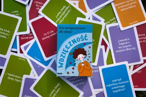 Gra terapeutyczna "Wdzięczność" dla dzieci. Karty z pytaniami o to, czym jest wdzięczność, zachęcają do refleksji nad tym, co dobre w życiu.