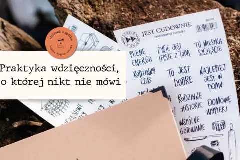 Dziennik wdzięczności przykłady: naklejki z cytatami o szczęściu, rodzinie i domu.
