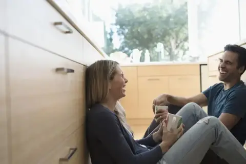 Para dowcipkuje przy kawie, co może być kluczem, jak rozmawiać z mężem, który nie chce rozmawiać.