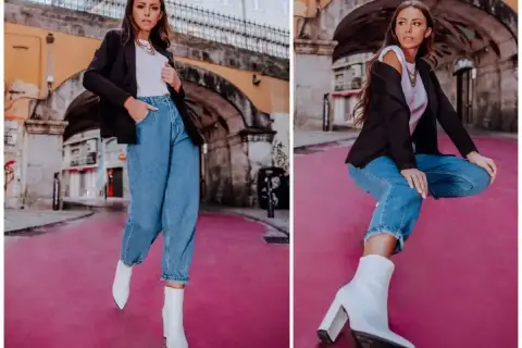 Kobieta w jeansach mom i białych kozaczkach na obcasie. Idealne buty do mom jeans, które dodają stylizacji charakteru.