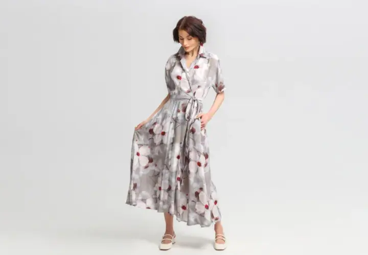 Elegancka stylizacja na wieczór: zwiewna sukienka maxi w kwiaty, z wiązaniem w talii i dekoltem koszulowym.