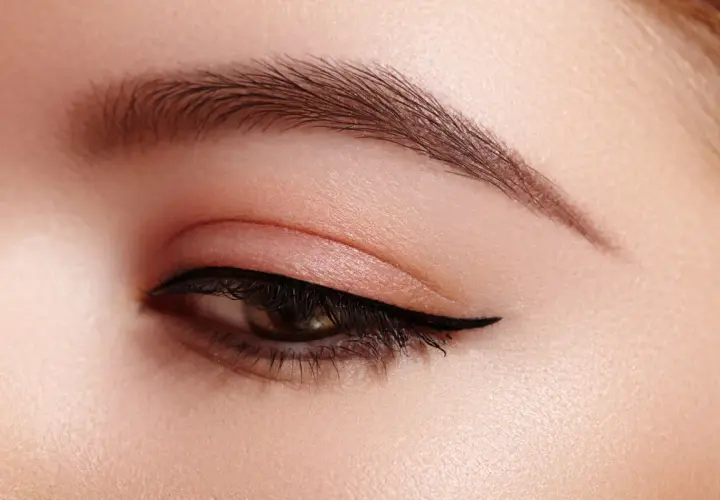 Perfekcyjnie podkreślone oko z kocim eyelinerem i zadbaną brwią. Zobacz, jak brwi zmieniają twarz, nadając jej wyrazistości.