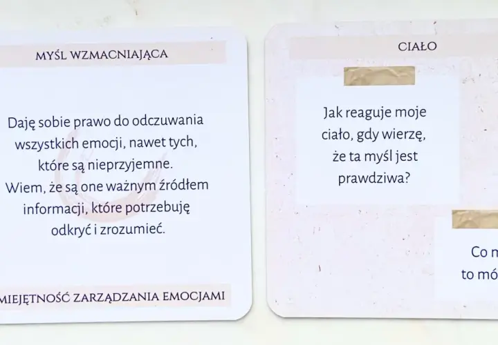 Karty z afirmacjami: "Daję sobie prawo do odczuwania wszystkich emocji" i "Jak reaguje moje ciało, gdy wierzę, że ta myśl jest prawdziwa?". Uczenie się akceptacji emocji, zamiast ich tłumienia.