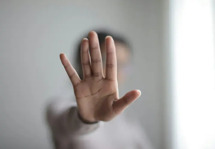 Dłoń uniesiona w geście stop. Nie bądź dla kogoś opcją, zasługujesz na więcej.