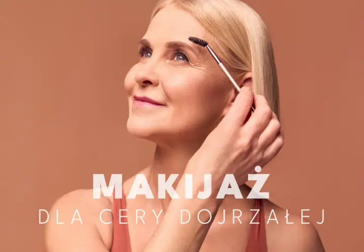 Elegancki makijaż dla 50 latki. Dojrzała kobieta z delikatnym uśmiechem poprawia brwi szczoteczką.