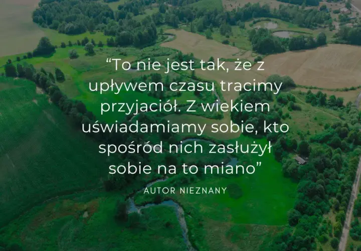 Piękny krajobraz z cytatem o tym, jak z wiekiem doceniamy prawdziwych przyjaciół. Warto pielęgnować te relacje.