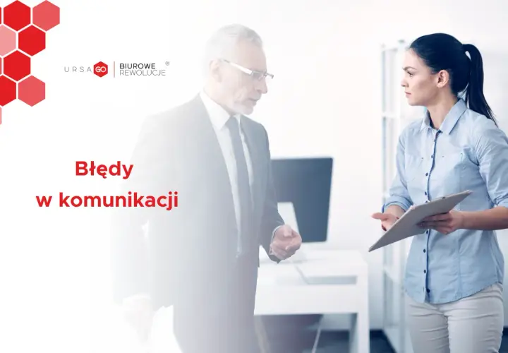 Dwóch współpracowników dyskutuje, omawiając przykłady błędów w komunikacji.