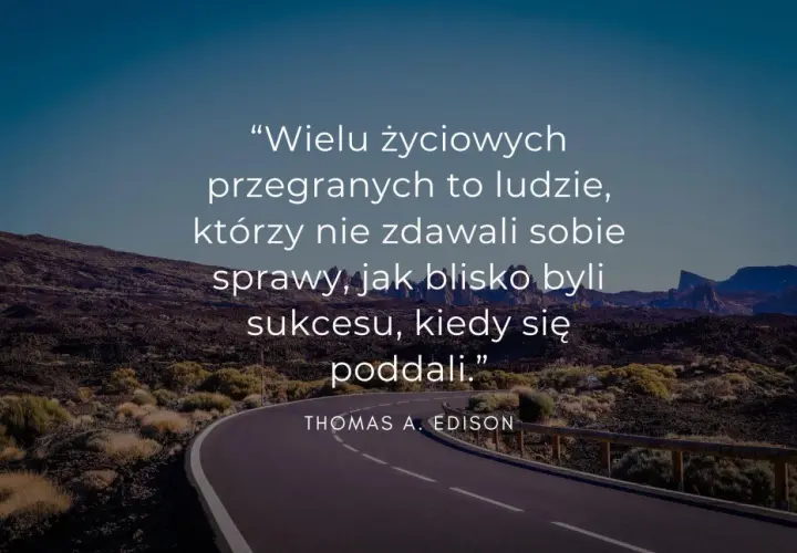 Droga przez pustynny krajobraz, na niej cytaty psychologiczne o życiu: "Wielu życiowych przegranych to ludzie, którzy nie zdawali sobie sprawy, jak blisko byli sukcesu, kiedy się poddali." - Thomas A. Edison.