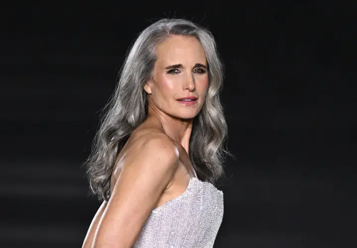 Elegancka kobieta z siwymi włosami w błyszczącej sukni. Inspiracja, jak nosić siwe włosy z klasą.