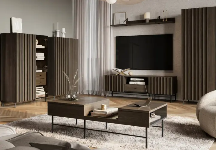 Elegancki salon z meblami w stylu quiet luxury, drewnianymi panelami i miękkim dywanem.