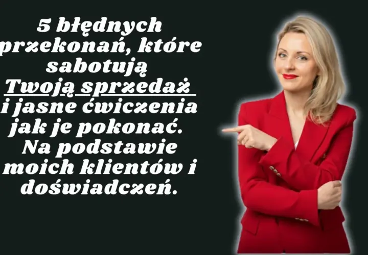 Kobieta w czerwonej marynarce wskazuje na tekst o 5 błędnych przekonaniach sabotujących sprzedaż i ćwiczeniach jak je pokonać.