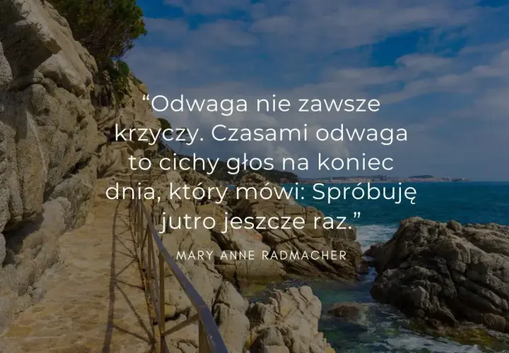Piękny krajobraz morski z cytatem o odwadze. Wrażliwość cytaty ukazuje, że odwaga to często cichy głos, który każe próbować jutro jeszcze raz.